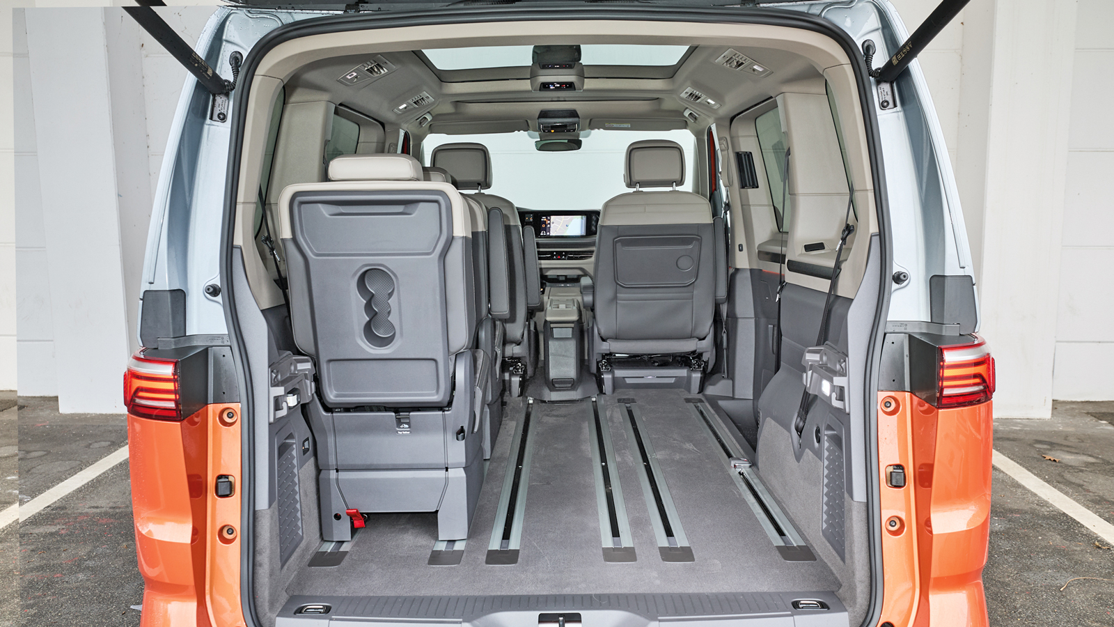 Ολόκληρο δωμάτιο: χωράει μέχρι 3.672 λίτρα ή αλλιώς του βάζεις τέσσερα ανεξάρτητα καθίσματα. Και βγαίνουν και εύκολα.